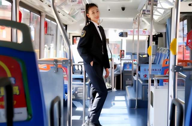 张瑜|1.76米职业模特开公交11年,透露改行原因,朋友都不理解
