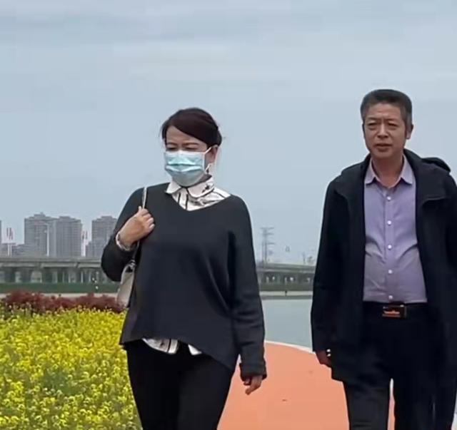 许敏|懒理质疑！许敏姚师兵郊外踏青，身后保镖抢镜