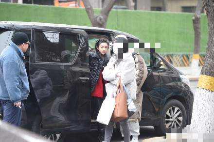 春晚|央视虎年春晚首次联排!张小斐贾玲挽手露面,邓超独自现身无人陪