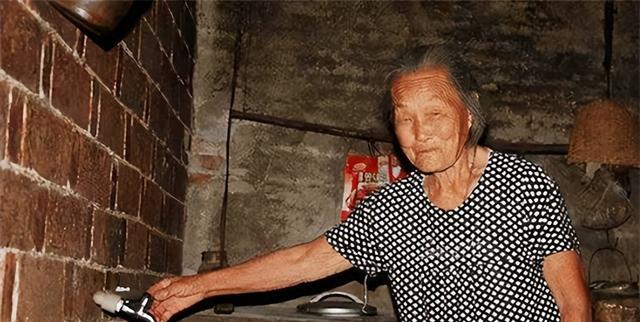 九旬老人近亲结婚生下三个“猴娃”,因带孩子,50多年没出过远门