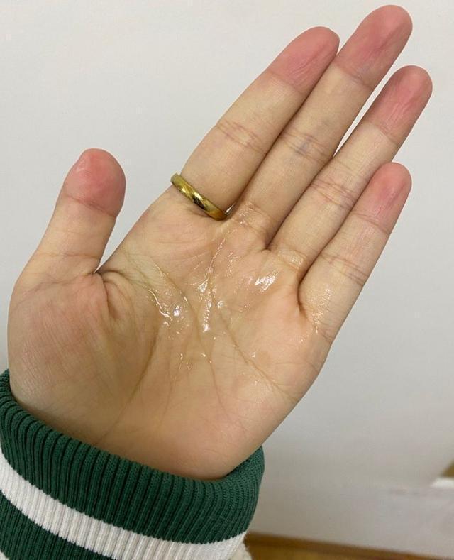 护肤品 那些“内卷”的网红护肤品,有的无限回购,有的竟是妥妥智商税