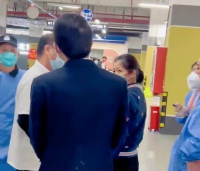 万梓良|64岁影帝做核酸与路人发生冲突,遭怒视斥骂,本人嬉皮笑脸拍视频