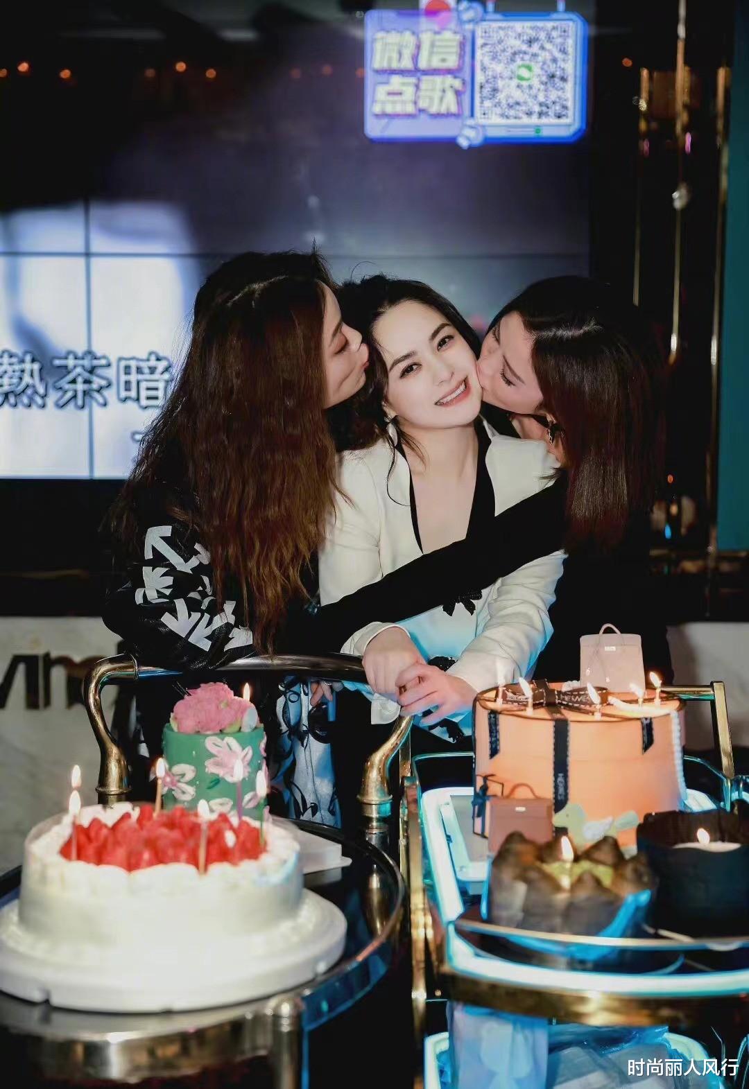 阿娇|阿娇今年大摆庆生宴，太隆重！明星齐聚，她穿西装亮相成全场最美