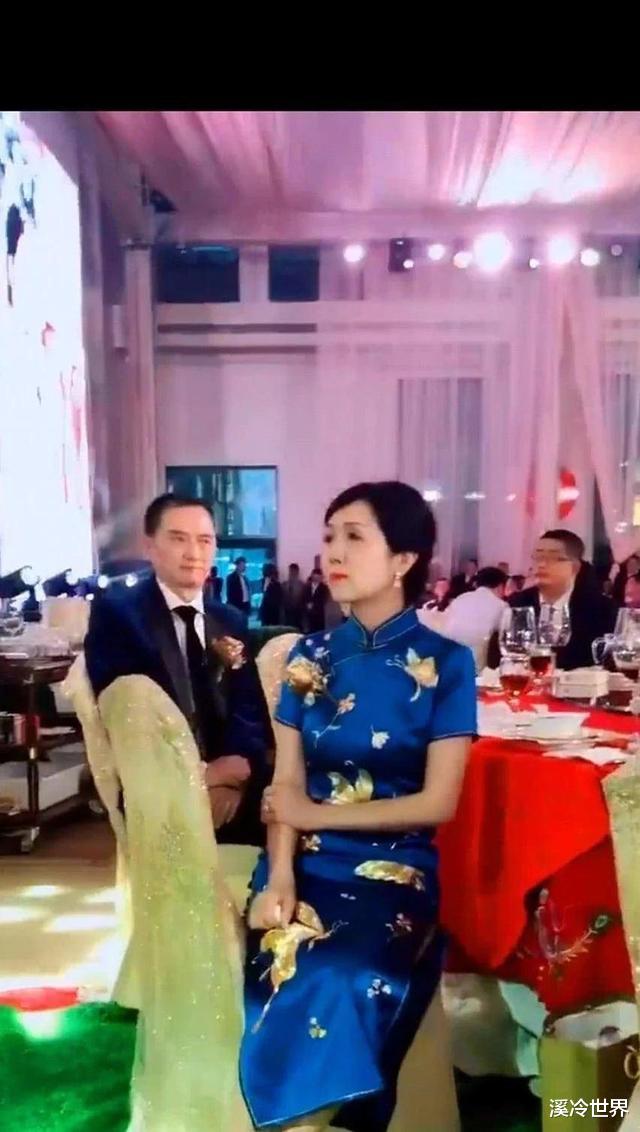 “最美丈母娘”火了!婚礼上掩面“哭泣”意外走红,原因让人泪目