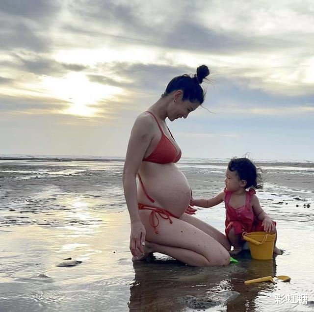 孕期|赵孟姿挺大孕肚穿泳装！四肢纤细皮肤超白，跪沙滩上玩水好兴奋