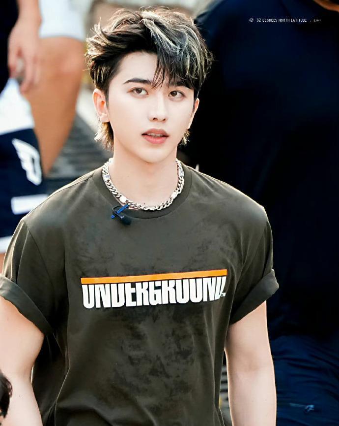 黑涩会美眉|8.1图：杨超越 杨幂 范丞丞 虞书欣 李宇春 吴磊 孟子义 蔡徐坤 迪丽热巴