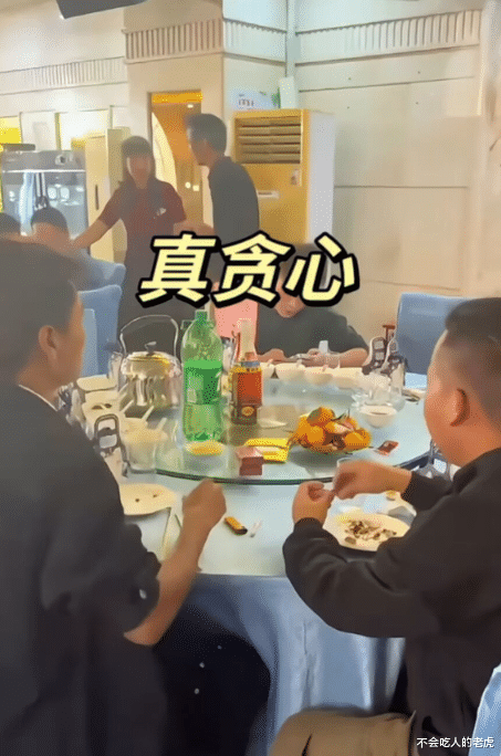太尴尬了!男子为了得到桌子上的烟,做了许多假动作,结果同桌很多人都盯着他