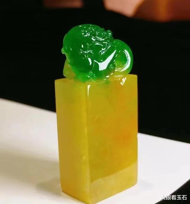 翡翠手镯|大妈花200元买的翡翠手镯，很多人都认为是染色的，没想到是极品