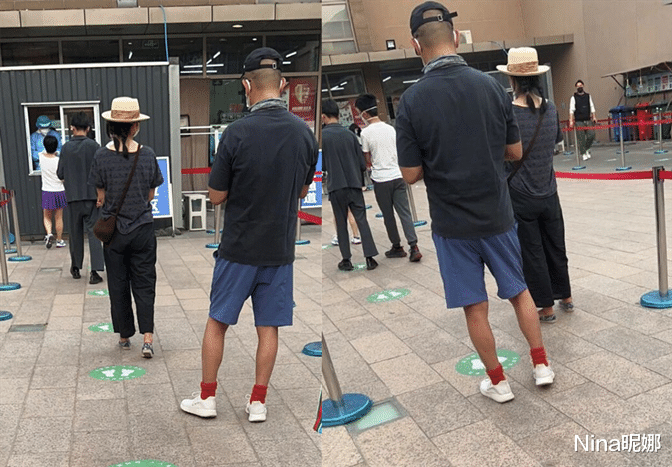 周韵 44岁周韵也太爱美了，做核酸穿T恤扎双马尾变小姑娘，现场无人识
