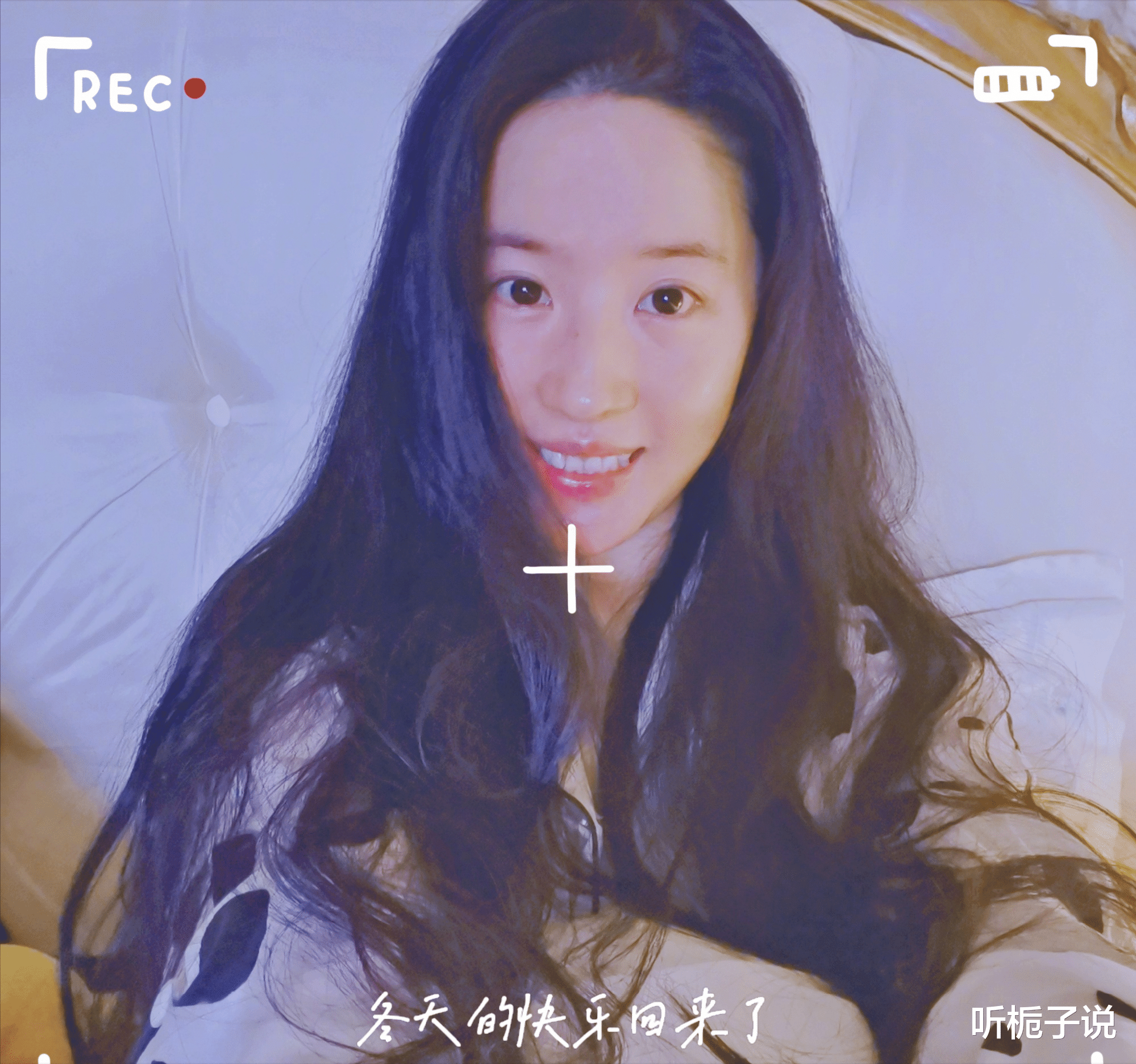 镜双城|34岁刘亦菲近照曝光，身穿价值8700元的毛衣，素颜出镜像极了学生