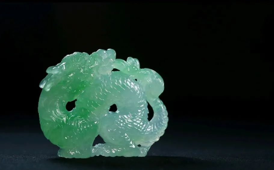 玉雕|飘绿的翡翠手镯心,玉雕师却有不一样的想法,起货后太特别了!