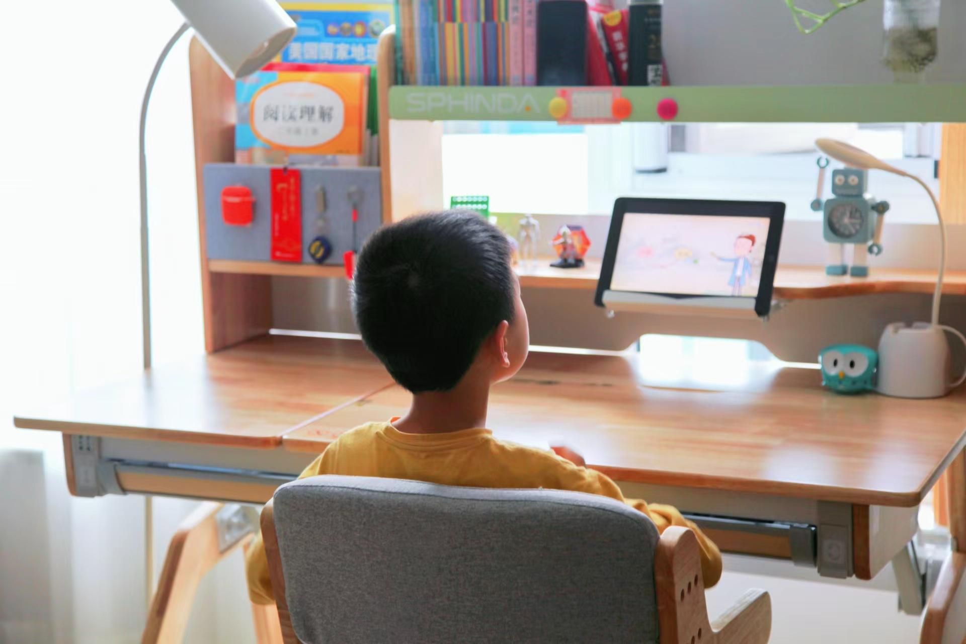 真实木，颜值高又环保，一款陪伴孩子学习的斯芬达小鹿学习桌椅
