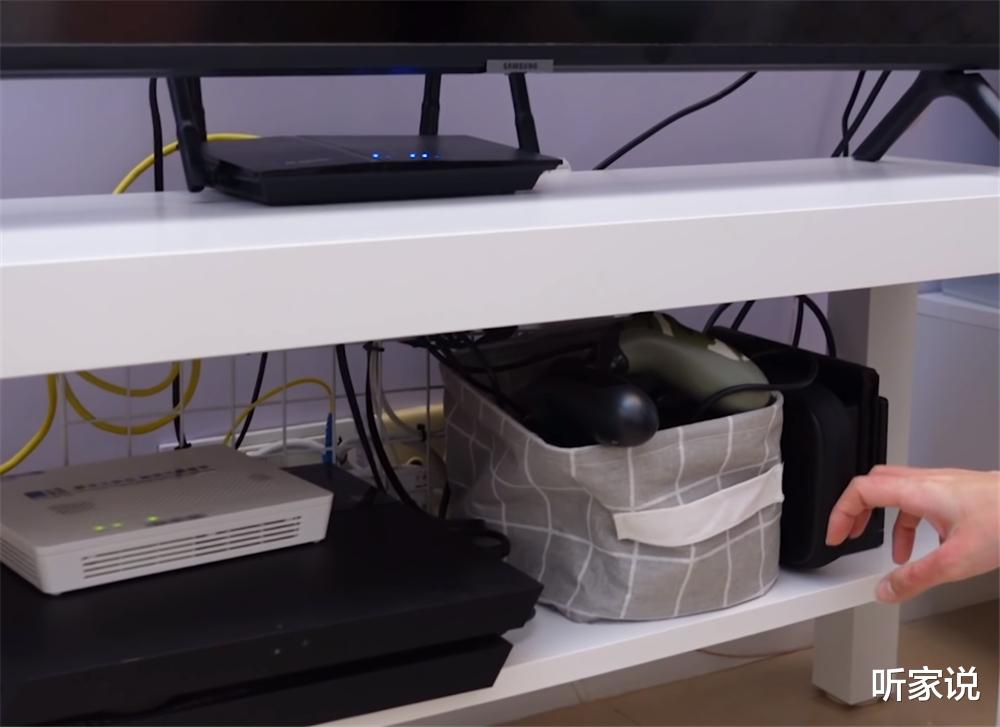 香港小夫妻住29㎡“纳米楼”:坐马桶上腿顶墙,两室一厅太逼仄