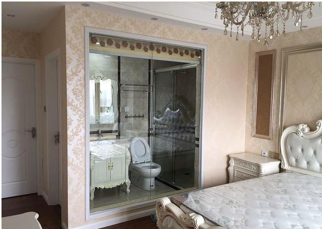 老婆坚持把主卧浴室墙砸了,装修完来朋友感觉尴尬死了!