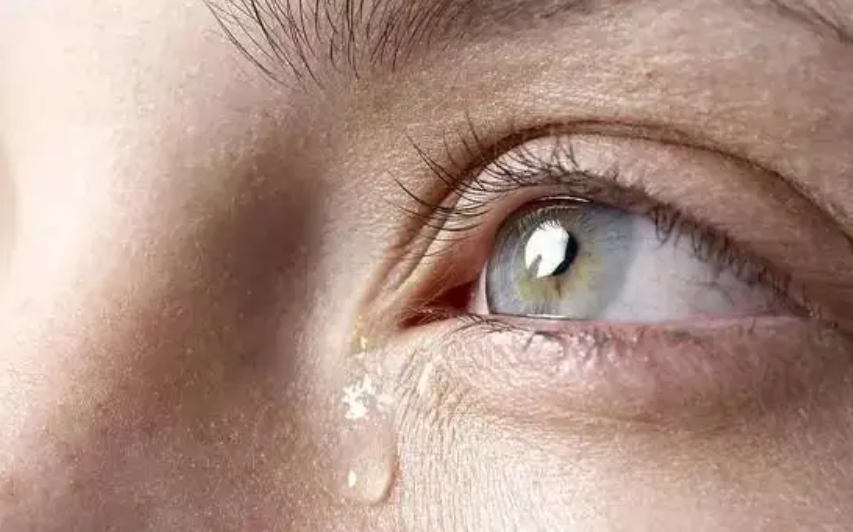 人死前为啥会流下眼泪?是看到了什么?并非迷信,有一些科学依据