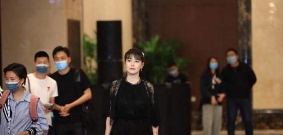 周海媚|55岁周海媚罕见开直播，坚持不开美颜很真实，气质不输年轻时期