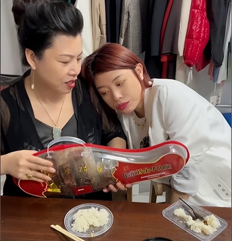 汪峰|汪峰前妻和母亲同吃外卖！翘兰花指靠肩头撒娇，妈妈打扮精致贵气