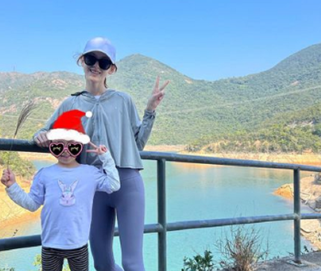 章泽天|刘强东与初恋再同框！女方成熟知性举止避嫌！