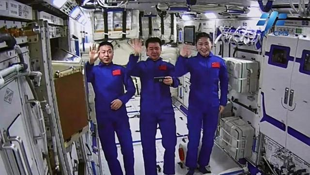 神舟十四号成功着陆!飞船返回时剧烈燃烧,航天员经历了什么?