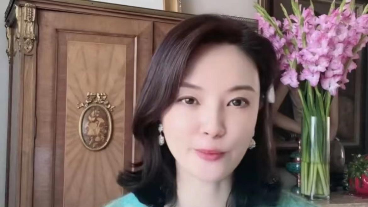 刘芳菲|央视刘芳菲晒照庆生，穿透视上衣露白皙皮肤，豪宅内景曝光显富贵