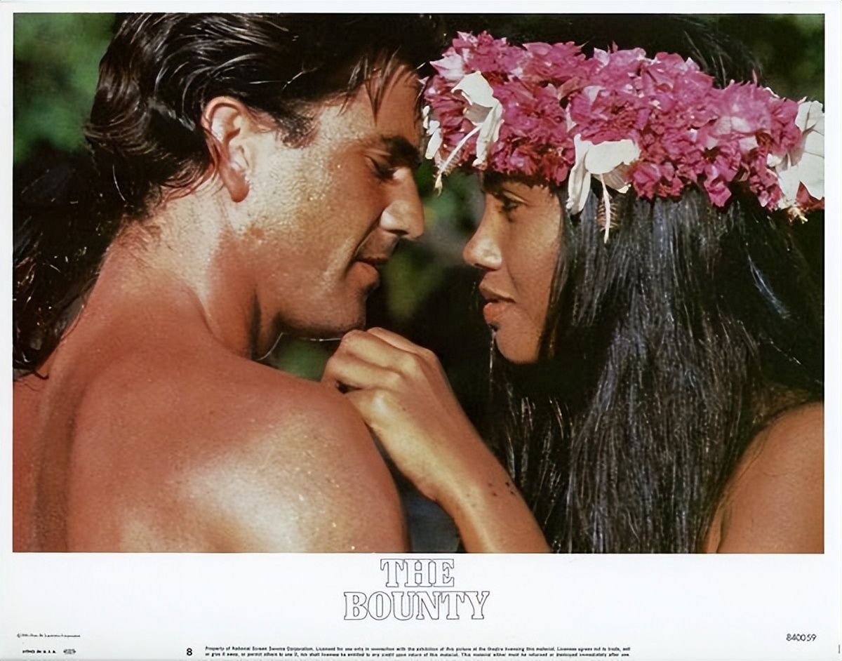 景甜|塔丽塔:大溪地混血美女,19岁遇到马龙白兰度,做了他43年的情人