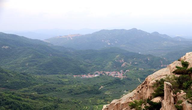 日照|看图：在天崮山的仙崮顶上，俯瞰蓬莱村里集镇大道刘家村