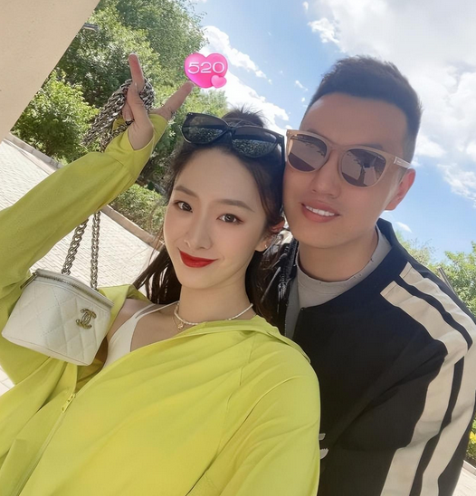 |翟晓川晒照秀恩爱!娇妻身材高挑,2女儿少见出镜,颜值更像妈妈