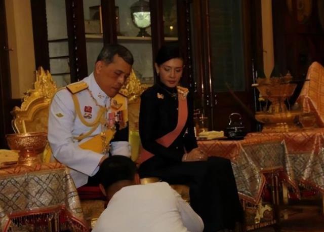 穿衣搭配 西拉米也曾有幸走出冷宫，提帮功得以跪拜母妃，形体发型如出一辙