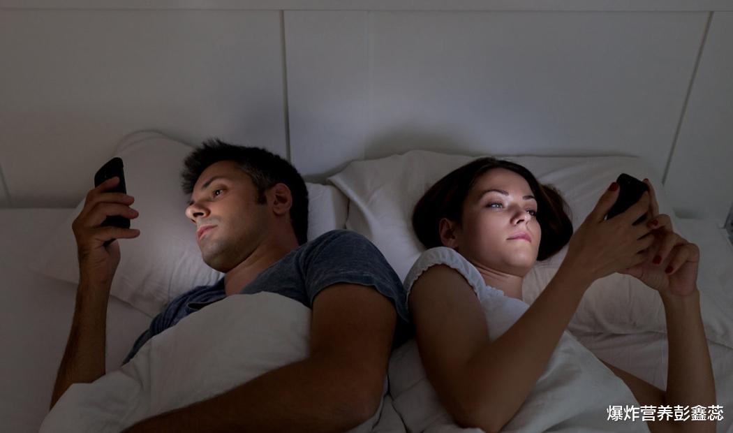 最新研究称:夜间玩手机伤眼还会缩短寿命,网友:多玩手机压压惊