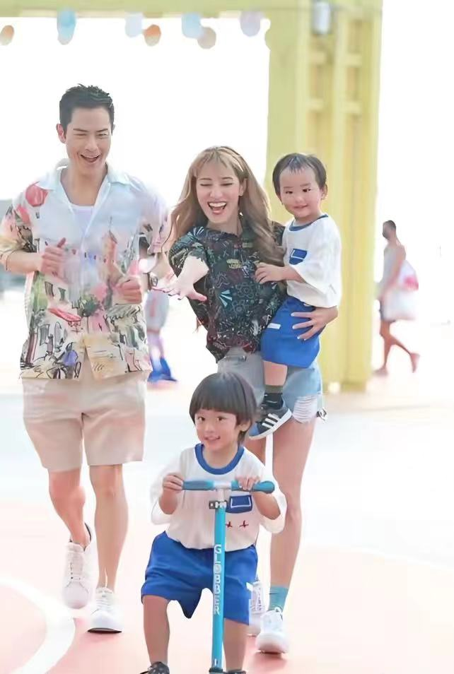 郑嘉颖|51岁郑嘉颖为2岁次子庆生，90后妻子大秀美腿，俩儿子似爸颜值高