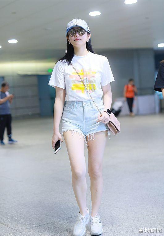 霍思燕 39岁的陈妍希扮嫩，双马尾造型与容祖儿合照，气场一点也不输
