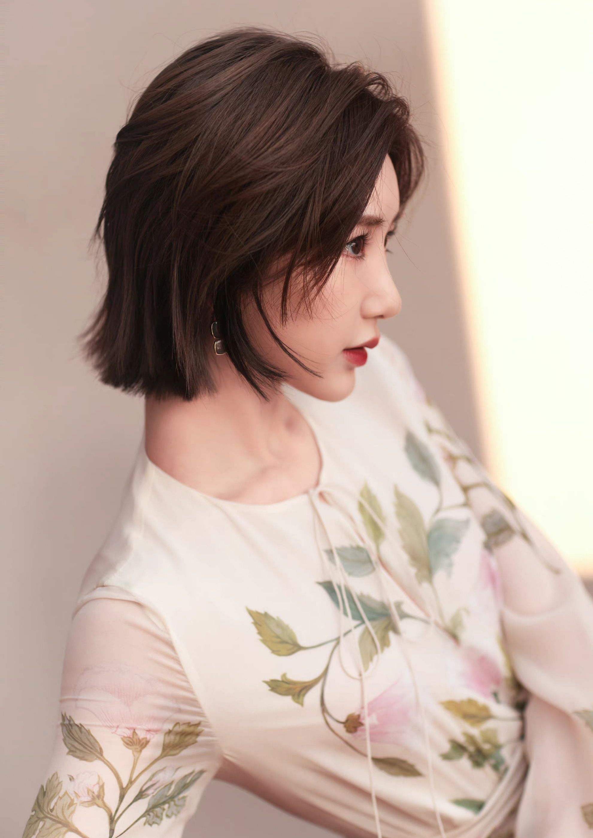 毛晓彤|毛晓彤第一次当主持人，手拿话筒有模有样，穿长裙端庄大方