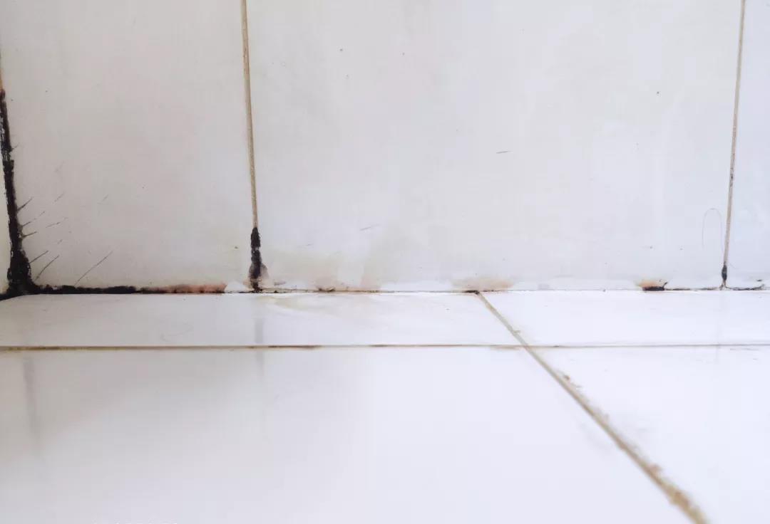 水槽边玻璃胶发霉了,还傻傻用玻璃胶?学会这么做,跟新装的一样