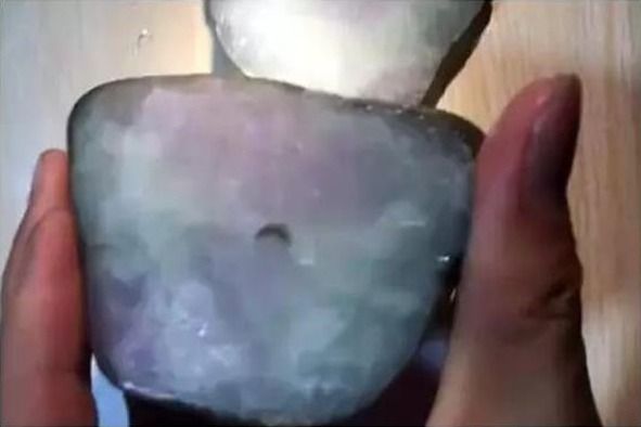 翡翠|650块的翡翠原石,一刀切出一片姹紫嫣红,价格瞬间翻百倍!