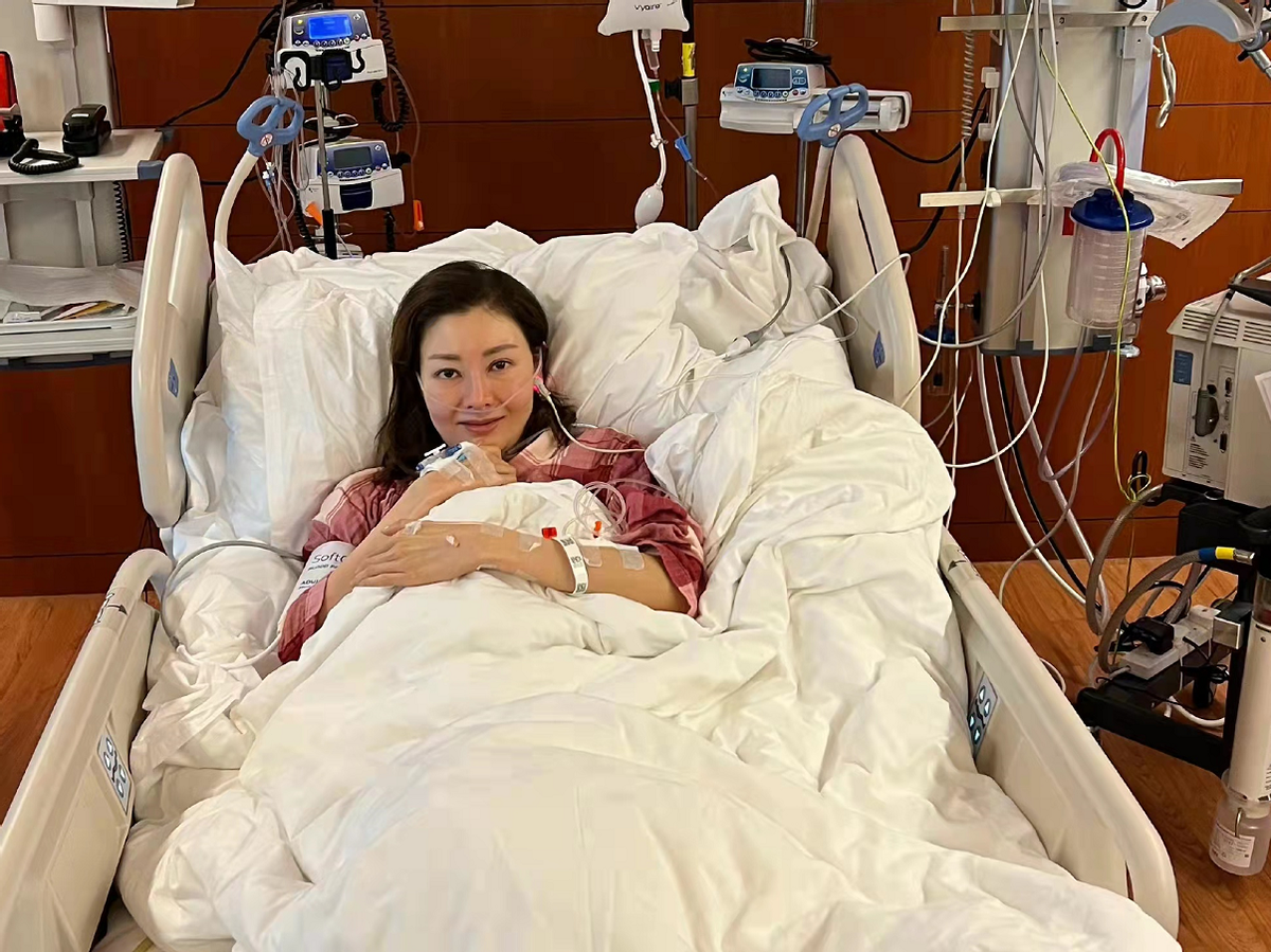 李嘉欣|51岁李嘉欣真是狠人！高调出院后立马参加聚会，穿格纹装大出风头