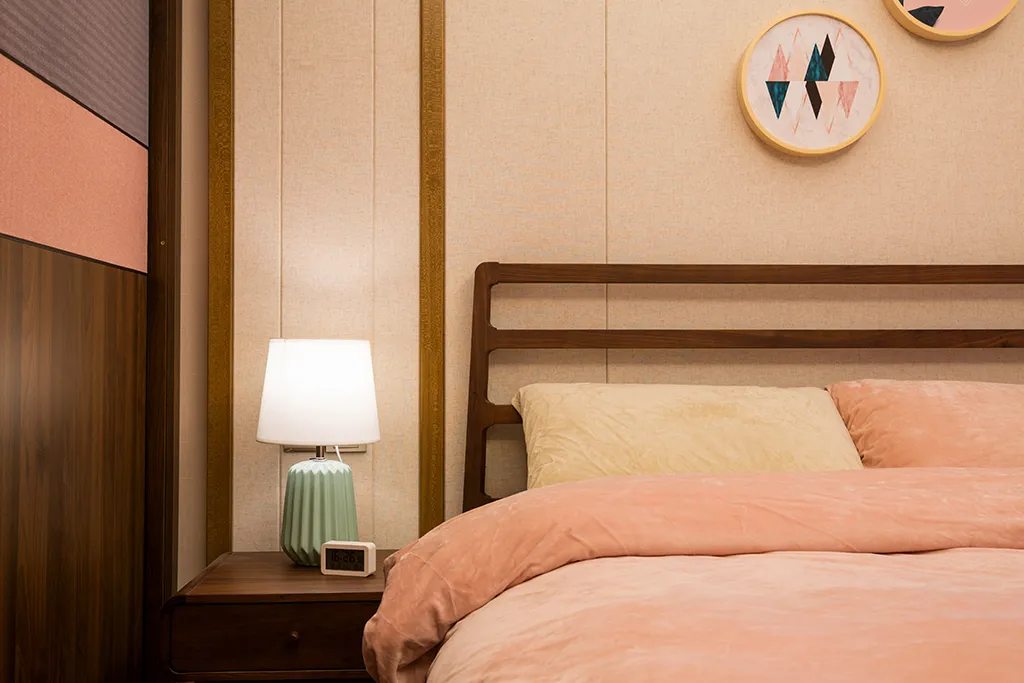 现代风搭配稳重的实木家具，非常别致，给人一种不一样的居家感