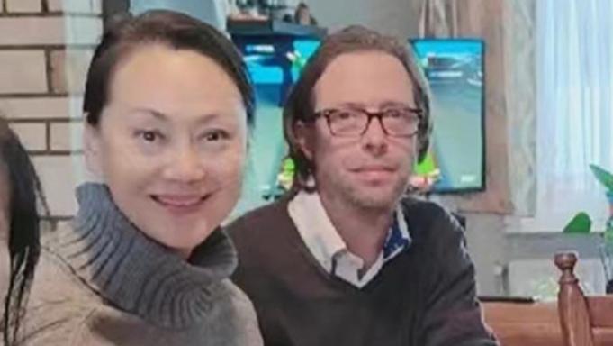 大宋佳|大宋佳定居比利时，携洋老公参加聚会被赞没架子，60岁卖衣服赚钱