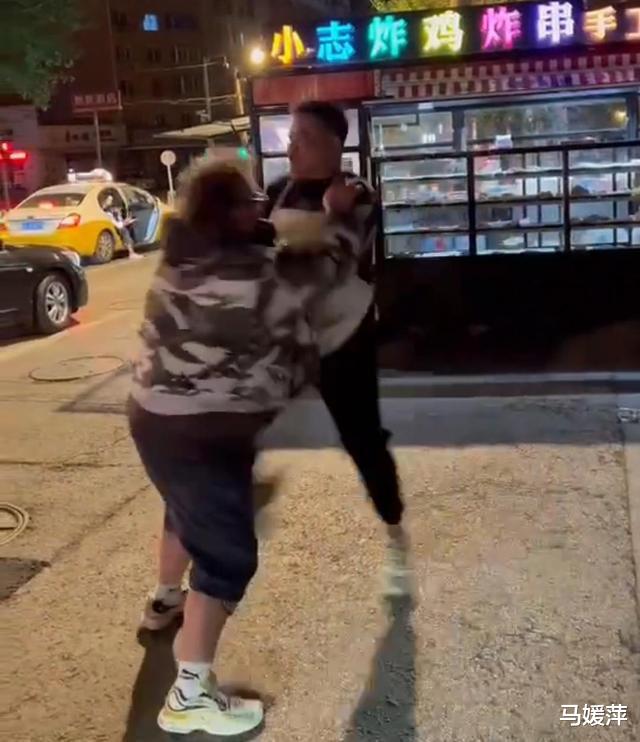 沈阳外籍男子疯狂辱骂并推搡炸鸡小贩,因疫情无法拘留,已被处罚