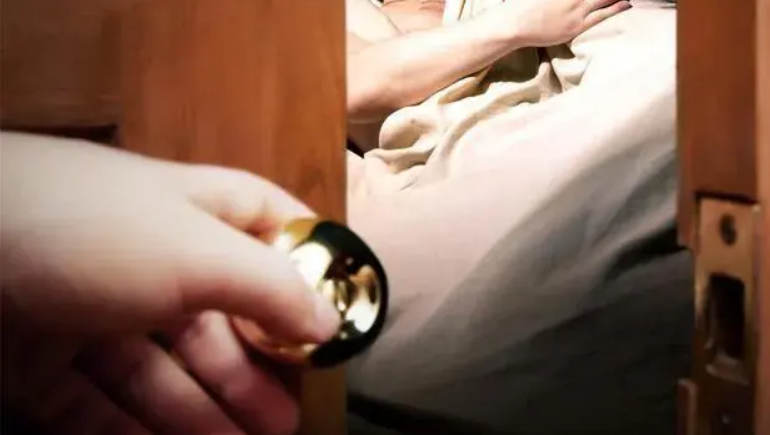 丈夫在客厅偷装摄像头,发现妻子和多名男子约会,丈夫:看得过瘾