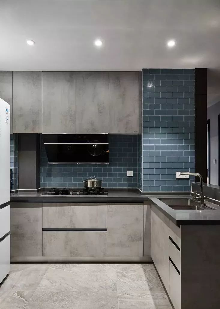 厨房这样装好看又实用,再也不担心难清洁了!