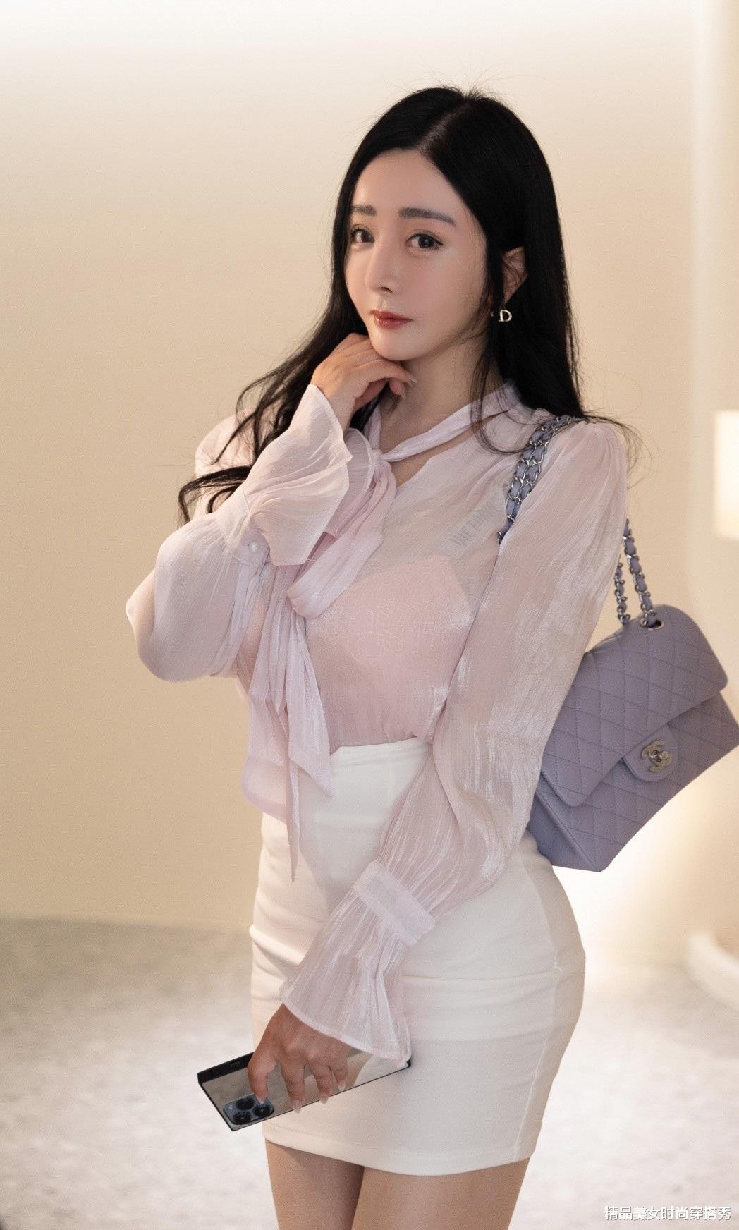 非常难遇的白色包臀短裙肉色丝袜美女，配上白色高跟鞋时尚迷人