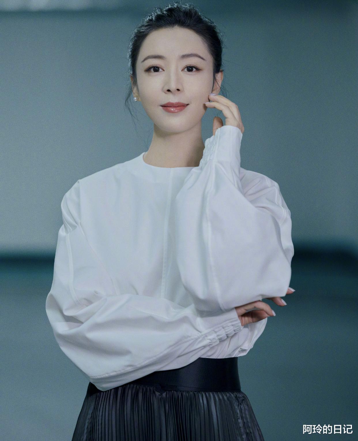 生图|42岁张静初晒出健身成果照:一身腱子肉似“金刚芭比”,自称吃素一年半