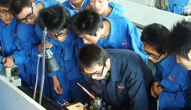 分流|“非师范生或不能任教”,职校老师该如何筛选?有关部门给出回应