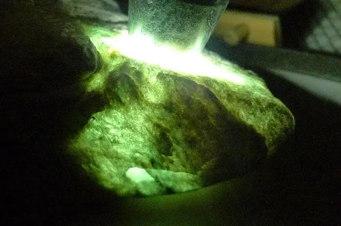 蚌埠市博物馆|白岩沙翡翠原石皮克整体分析