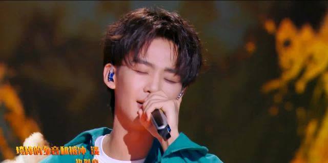 杨宗纬|一档综艺两首上榜，杨宗纬力压鹿晗登顶，《大风吹》原唱再引争议