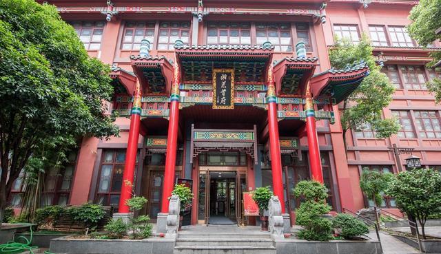 |400多年的长沙火宫殿，摇身变成网红景区，吃喝玩乐让人流连忘返