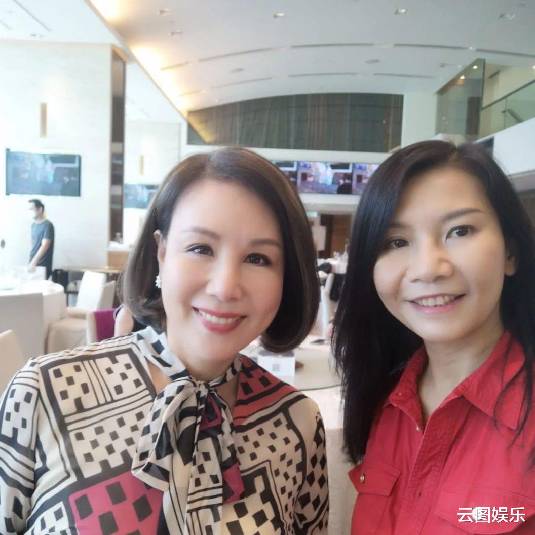 雪儿|文雪儿为外孙办百日宴，三代同堂太温馨，亲姐元秋涂红唇精神好