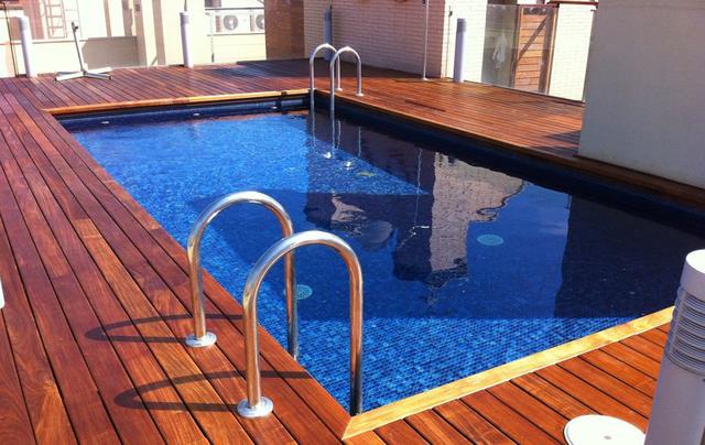 别墅|我要是住上别墅大宅,一定要给院子里的泳池做好防晒,游泳才自由