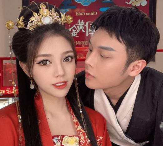 兜儿晒女儿照片，称眼睛像自己嘴巴像小猪先生，网友：更像小猪妹