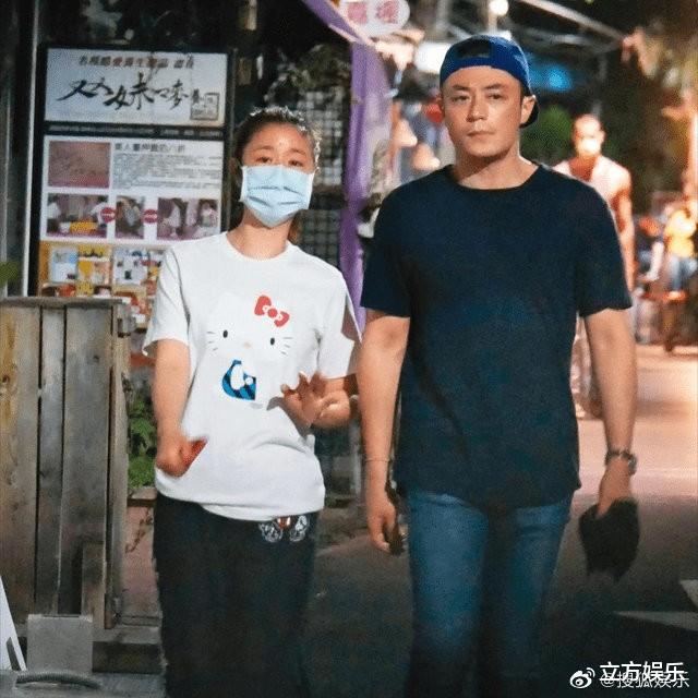 霍建华|霍建华与老婆带娃逛街，网友称其女儿酷似林心如，夫妇二人像素人